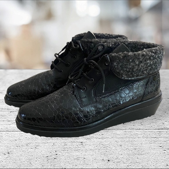 Rieker black patent  7.5 croco embossed Sherpa lined lace up boo… - Picture 2 of 5